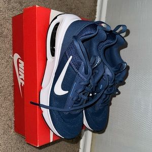 Nike Boys INTRLK LITE New in Box Size 4Y